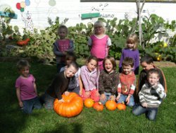 Les enfants dans le potager